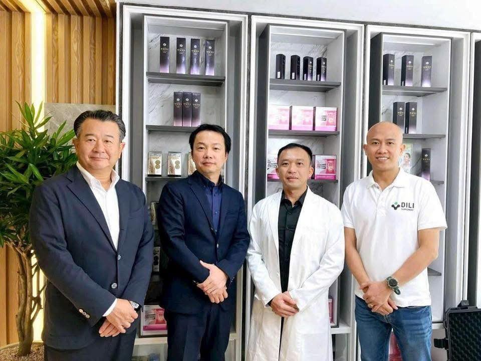 ThS. Phan Hồng Sơn cùng Chủ tịch Nichiei Bussan và đại diện Nichiei Asia tại showroom